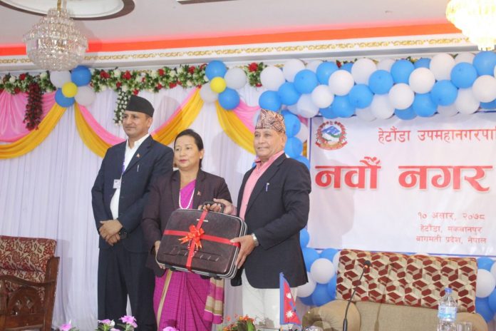 आर्थिक वर्ष २०७८/०७९ को नीति तथा कार्यक्रमका प्रस्तुत गर्नु पूर्व फोटो खिचाउँदै (दायाँबाट) नगर प्रमुख हरिबहादुर महत र उपप्रमुख मीनाकुमारी लामा ।